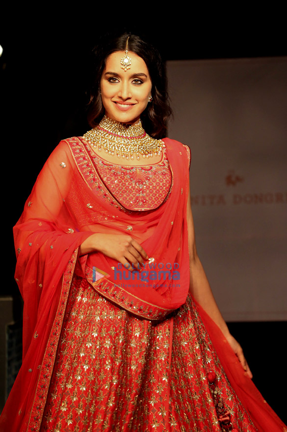 shraddha kapoor walks the ramp for anita dongre at the wedding show 4