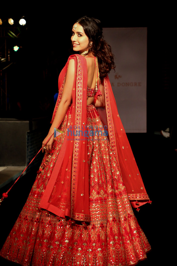shraddha kapoor walks the ramp for anita dongre at the wedding show 5
