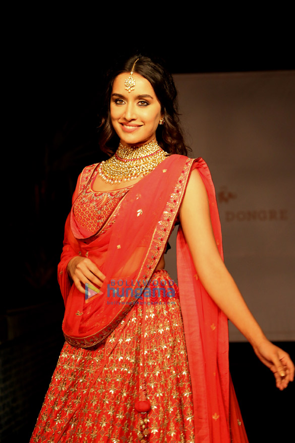 shraddha kapoor walks the ramp for anita dongre at the wedding show 6
