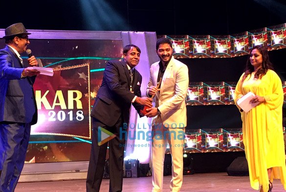 shreyas talpade wins the best debut director award for poster boys at kalakar awards in kolkata 3