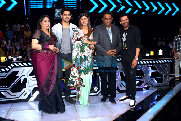 Sidharth Malhotra and Manoj Bajpayee snapped promoting ‘Aiyaary’ on Super Dancer 2 Sidharth Malhotra and Manoj Bajpayee snapped promoting ‘Aiyaary’ on Super Dancer 2
