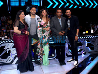 Sidharth Malhotra & Manoj Bajpayee promote 'Aiyaary' on Super Dancer 2