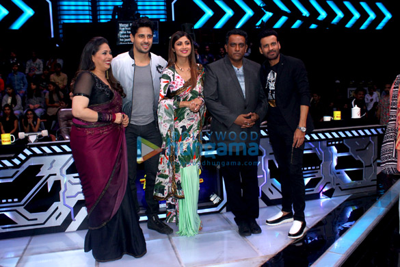 sidharth malhotra manoj bajpayee promote aiyaary on super dancer 2 6