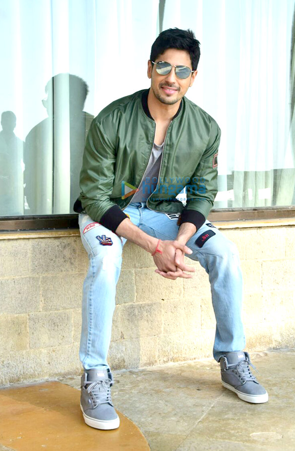 sidharth malhotra and manoj bajpayee promote aiyaary 2