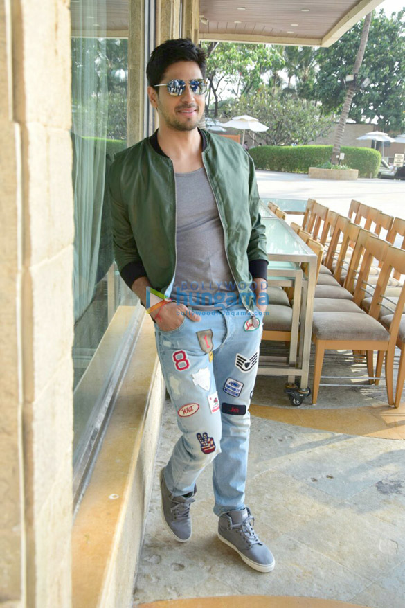 sidharth malhotra and manoj bajpayee promote aiyaary 7