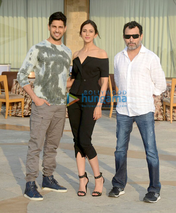 sidharth malhotra and rakul preet snapped at sun n sand in juhu 1