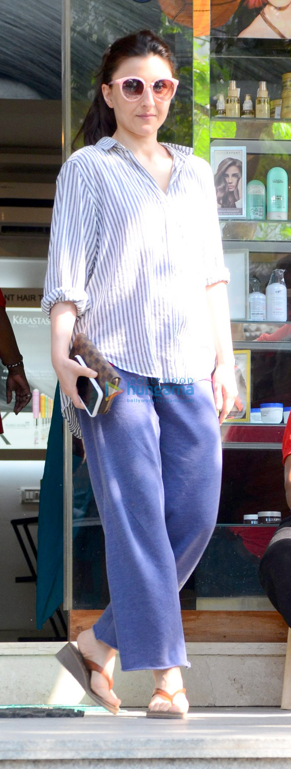 soha ali khan spotted after salon session in bandra 4