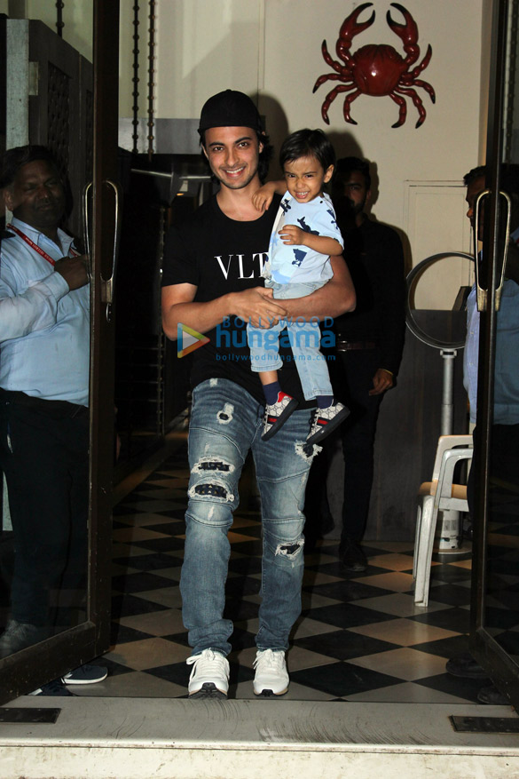 sohail khan and arbaaz khan with family spotted at bastian in bandra 3