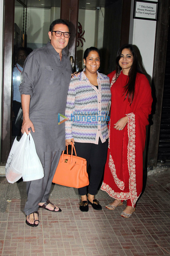 sohail khan and arbaaz khan with family spotted at bastian in bandra 4