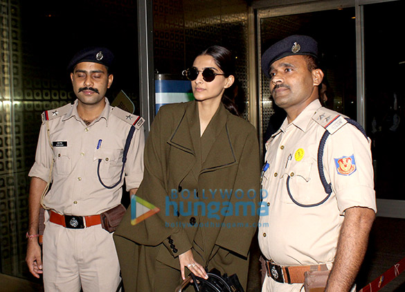 Sonam Kapoor, Soha Ali Khan and Kunal Khemu snapped at the airport Sonam Kapoor, Soha Ali Khan and Kunal Khemu snapped at the airport