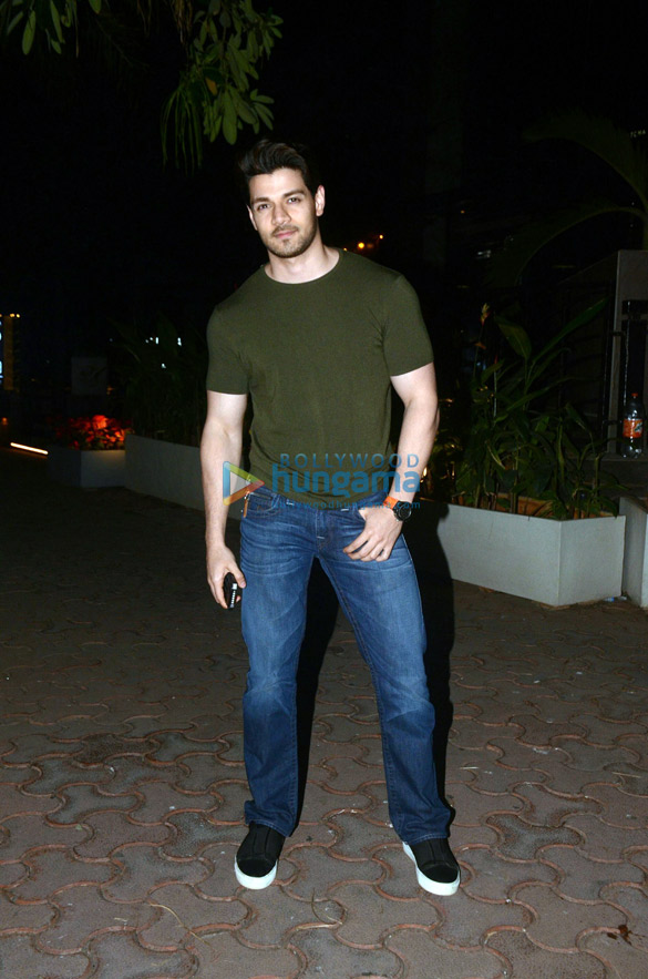 sooraj pancholi and arpita khan snapped at bkc bandra 5