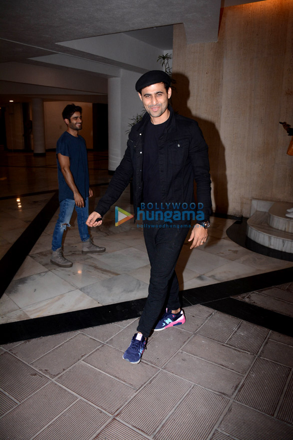 sophie choudry karan tacker snapped at manish malhotras home 3