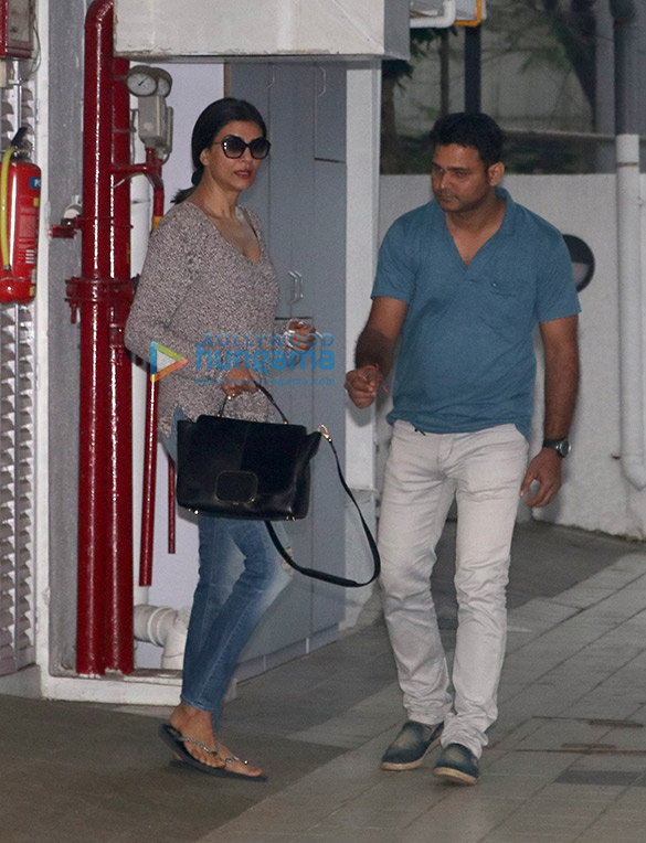 sushmita sen spotted in bandra 2