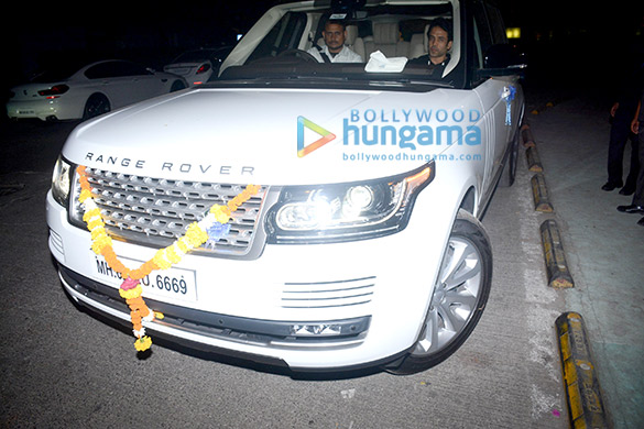 tusshar kapoor snapped with his new car 6