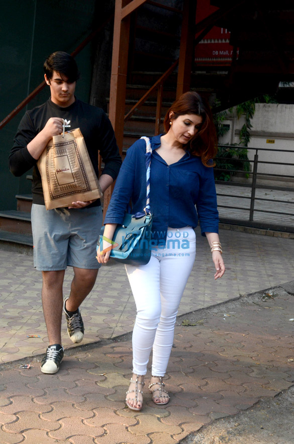 twinkle khanna and her son snapped outside fabindia in juhu 5