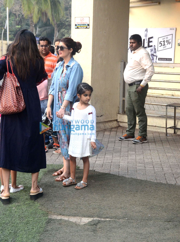 twinkle khanna snapped with nitara at pvr juhu 2