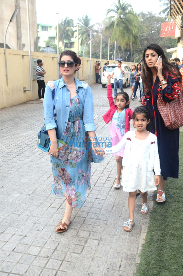 twinkle khanna snapped with nitara at pvr juhu 5