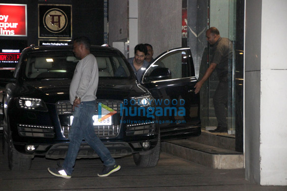 varun dhawan spotted at the gym 6 3