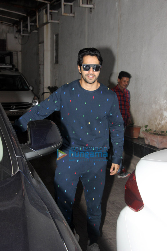 varun dhawan spotted in bandra 1