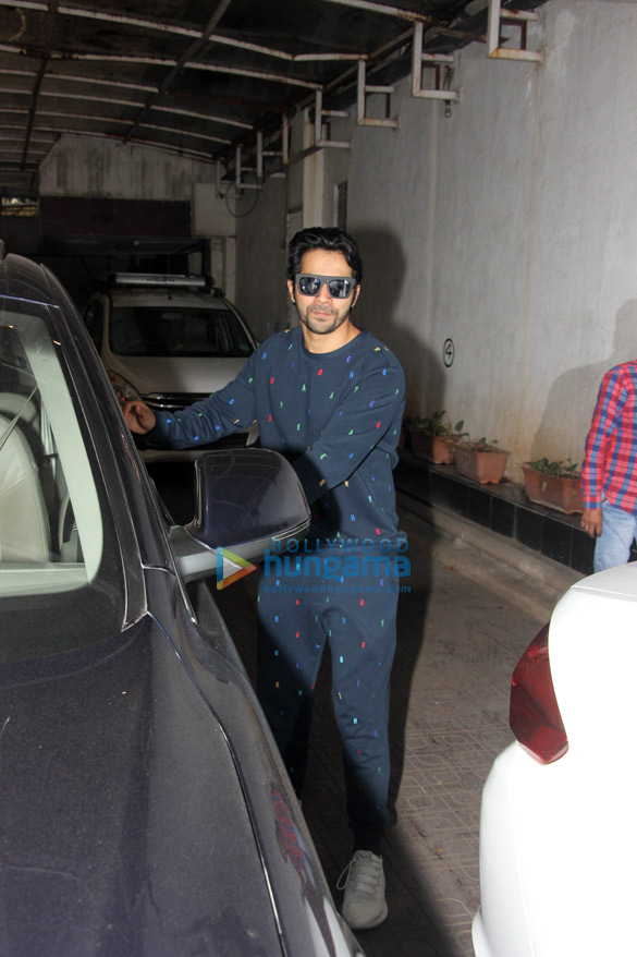 varun dhawan spotted in bandra 3