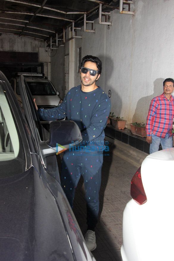 varun dhawan spotted in bandra 4