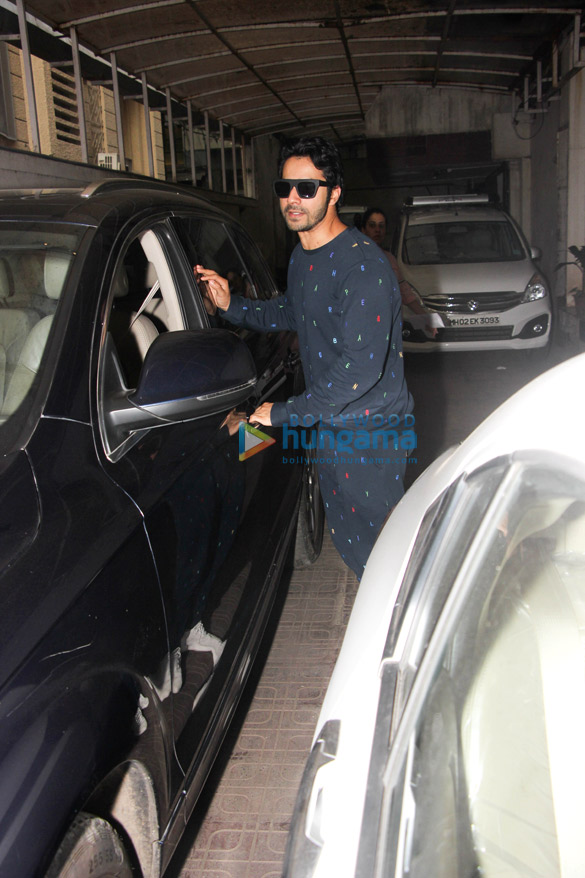 varun dhawan spotted in bandra 6