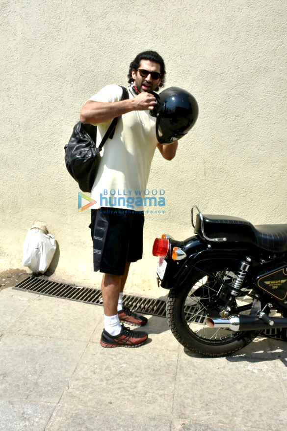 aditya roy kapur spotted at bandra 2