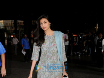 Ajay Devgn, Kajol, Sidharth Malhotra, Sussanne Khan, Athiya Shetty and Aftab Shivdasini snapped at the Mumbai airport last night