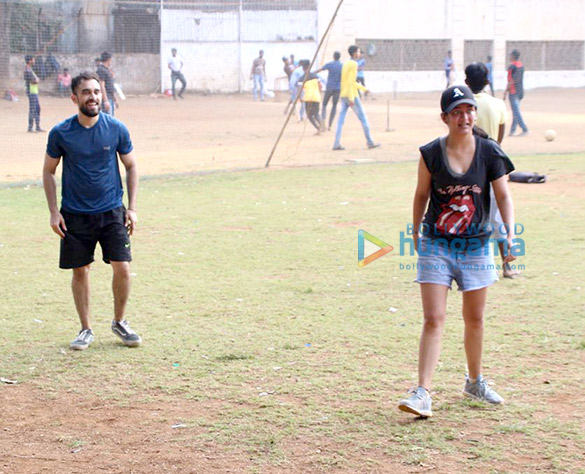 akshara haasan snapped playing football with friends 2