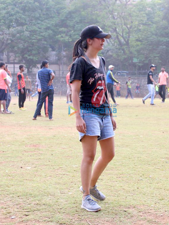 akshara haasan snapped playing football with friends 3