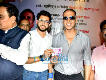 Akshay Kumar and Aditya Thackeray inaugurate the pad vending machine at Mumbai Central