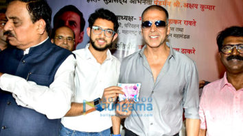 Akshay Kumar and Aaditya Thackeray inaugurate the pad vending machine at Mumbai Central
