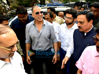 Akshay Kumar and Aditya Thackeray inaugurate the pad vending machine at Mumbai Central