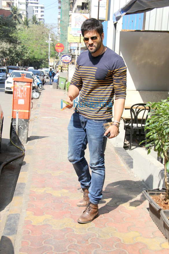 ali faisal spotted at farmers cafe bandra 3