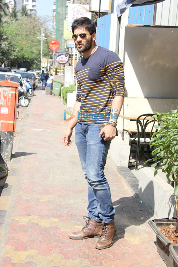 ali faisal spotted at farmers cafe bandra 5