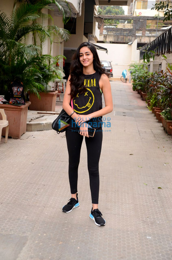 ananya panday spotted after salon session in bandra 3