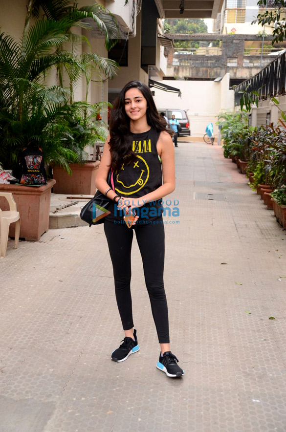 ananya panday spotted after salon session in bandra 4