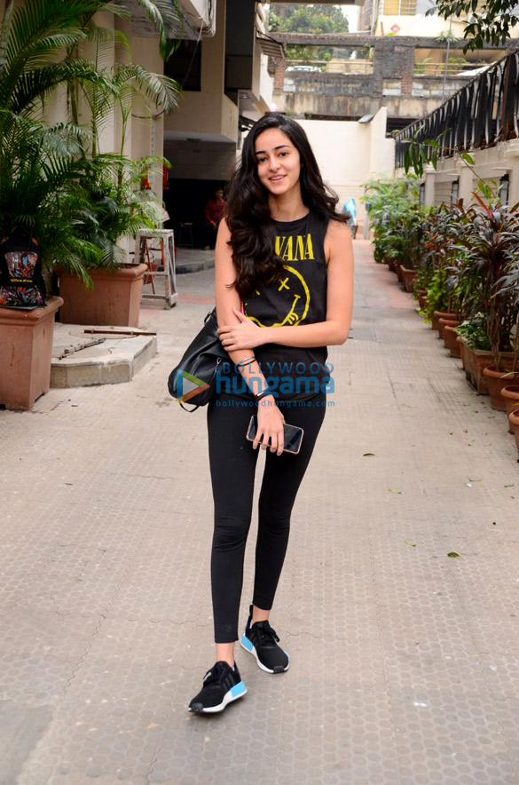 ananya panday spotted after salon session in bandra 5