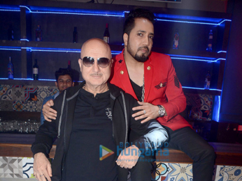 Anupam Kher, Manish Paul, Mika Singh snapped at Baa Baaa Black Sheep promotional song shoot