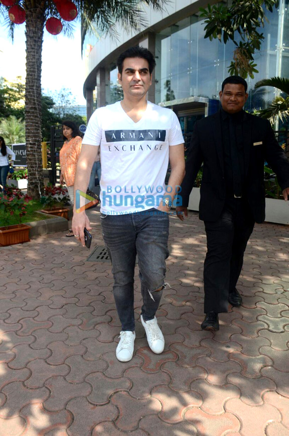 arbaaz khan snapped with friend at bkc 6