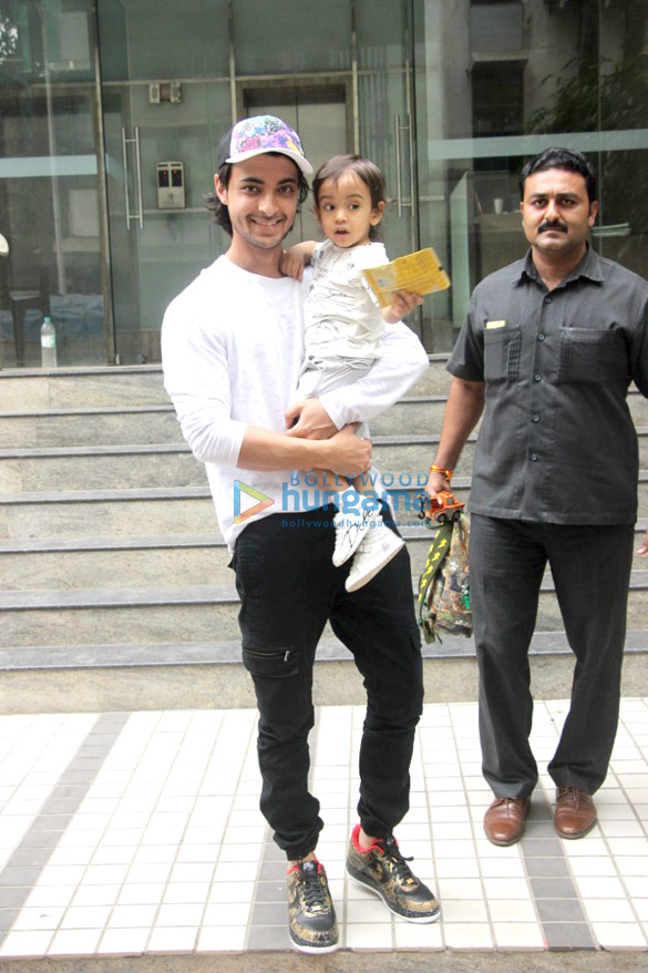 ayush sharma spotted with his son at his school in bandra 1