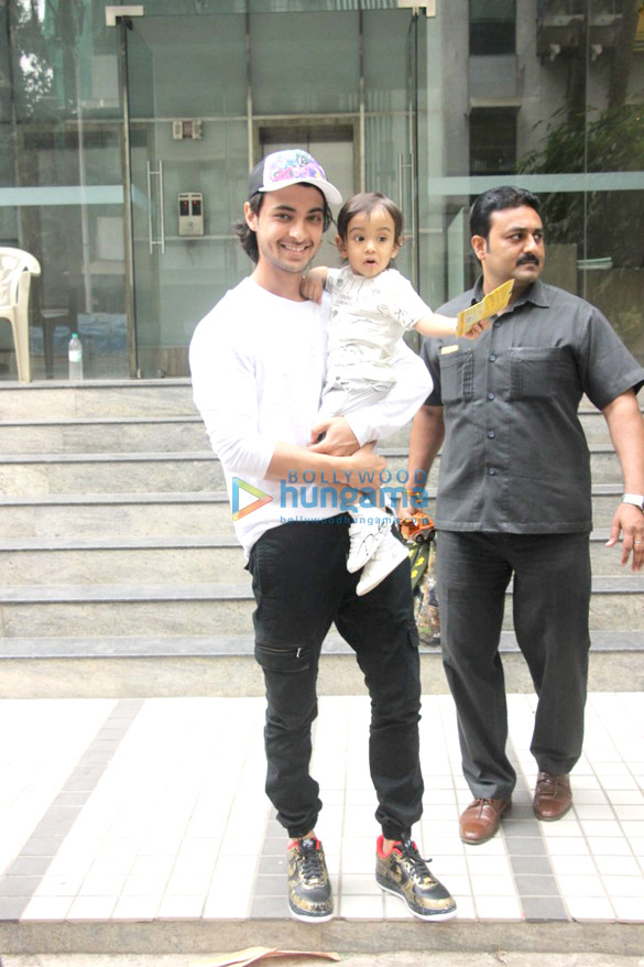 ayush sharma spotted with his son at his school in bandra 4
