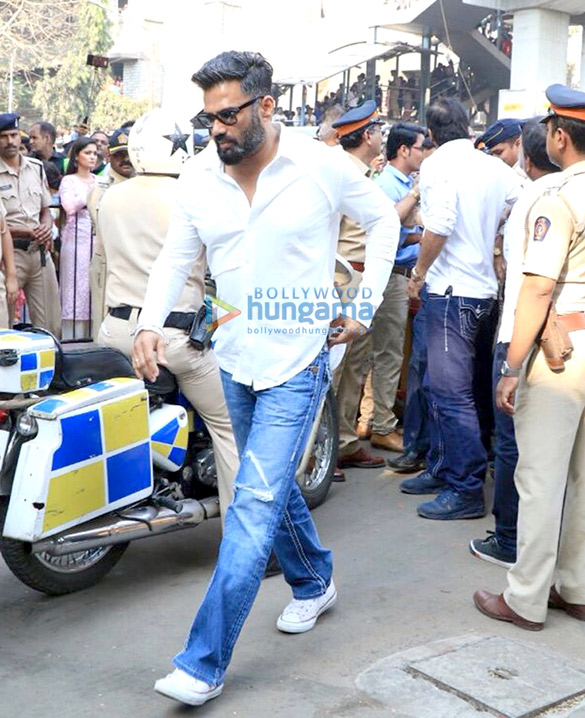 celebs attend sridevis cremation ceremony at seva samaj crematorium and hindu cemetery in vile parle mumbai 5