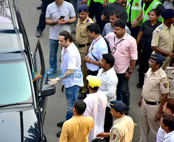 celebs attend sridevis cremation ceremony at seva samaj crematorium and hindu cemetery in vile parle mumbai 005 4