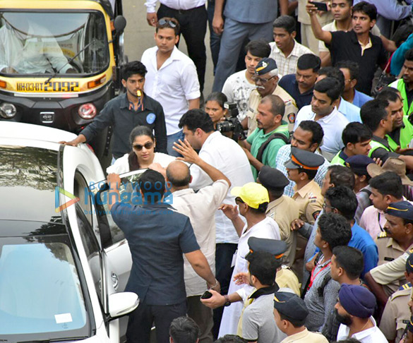 celebs attend sridevis cremation ceremony at seva samaj crematorium and hindu cemetery in vile parle mumbai 005 6