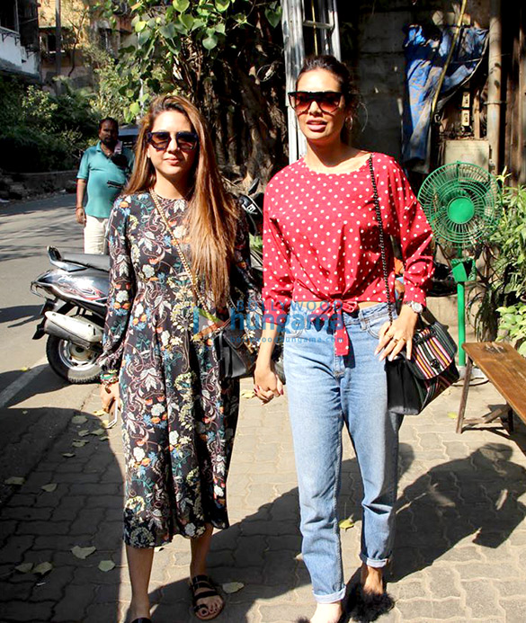 esha gupta snapped with her sister at pali village cafe 4