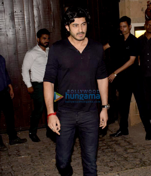 farhan akhtar and his mother saroj khan ritesh sidhwani and farah khan snapped at anil kapoors house 070