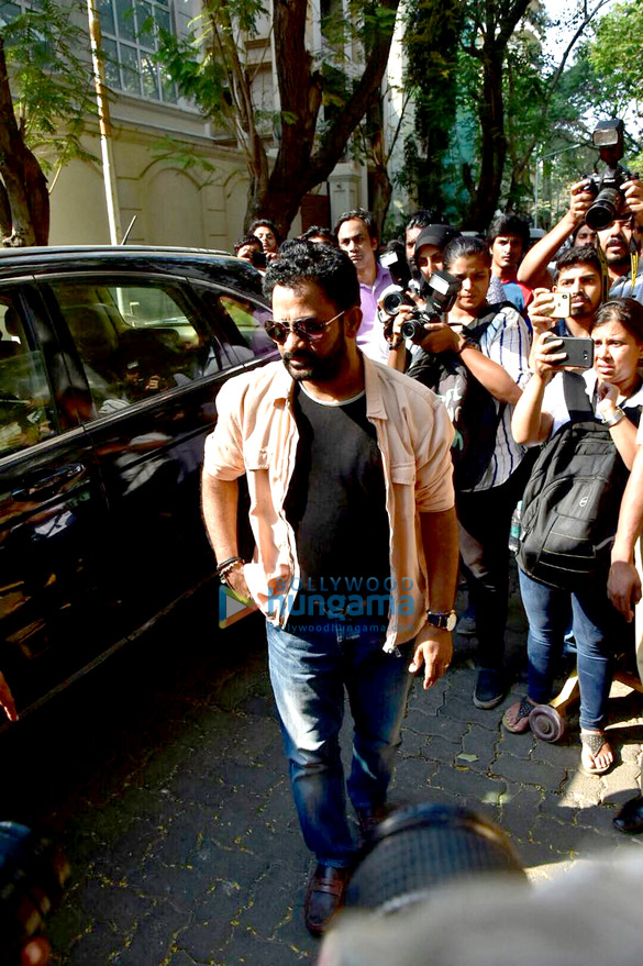 farhan akhtar and his mother saroj khan ritesh sidhwani and farah khan snapped at anil kapoors house 17