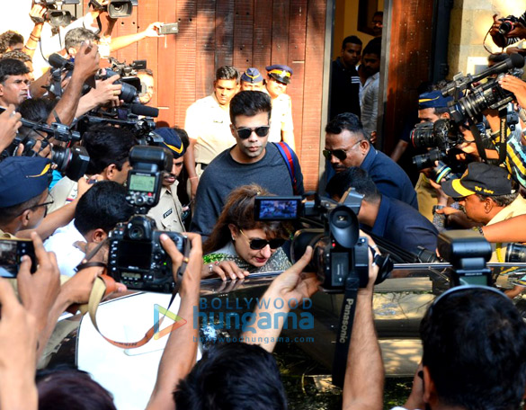 farhan akhtar and his mother saroj khan ritesh sidhwani and farah khan snapped at anil kapoors house 22