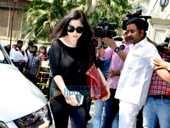Farhan Akhtar and his mother, Saroj Khan, Ritesh Sidhwani and Farah Khan snapped at Anil Kapoor's house
